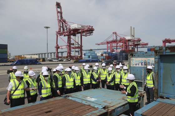 Chairman of ruling Democratic Party Song Young-gil, fourth from the left, inspects the site where Lee Seon-ho's death happened at Pyeongtaek port, located in Gyeonggi, on Wednesday. On April 22, Lee, a 23-year-old university student and part-time worker at the port, died in a tragic accident while cleaning a container. A 300-kilogram support fell on him, crushing him to death. [NEWS1] 