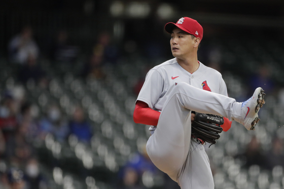 St. Louis Cardinals' Kim Kwang-hyun winds up during the first inning of the team's game against the Milwaukee Brewers on Tuesday in Milwaukee, Wisconsin. [AP/YONHAP]