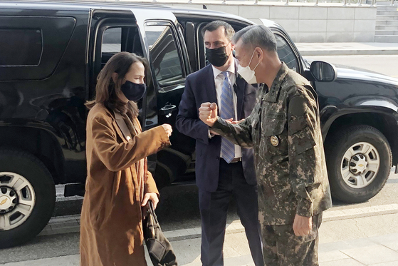 U.S. Director of National Intelligence Avril Haines, left, bumps fists with Maj. Gen. Lee Young-choul, head of the Defense Intelligence Agency, at the agency’s headquarters in Yongsan District, central Seoul, Thursday afternoon. [YONHAP]
