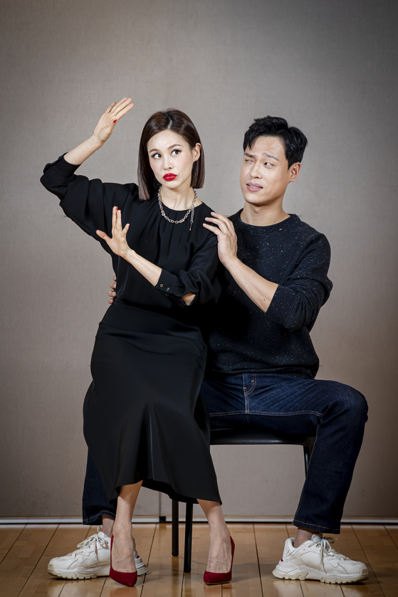  Musical actors Ivy, left, and Choi Jae-rim demonstrate the scene “We Both Reached for the Gun,” a ventriloquizing number in the musical “Chicago” (1975). [JEON MIN-GYU] 
