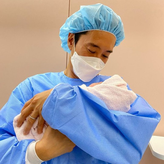 Actor Shin Hyun-joon with his newborn daughter [INSTAGRAM]
