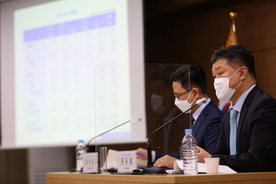 KDI officials including Jung Kyu-chul, head of the KDI's macroeconomic analysis and forecasting office, right, annoucnes its economic forecast for this year at the government office in Sejong on Thursday. [YONHAP]