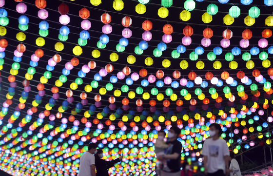 About 50,000 colorful lanterns are lit at Samgwang Temple in Busan on Saturday night to celebrate Buddha’s birthday, which falls on May 19 this year. [YONHAP]