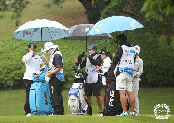 Heavy rainfall continued throughout the tournament on Sunday at Suwon Country Club in Gyeonggi. [KLPGA]