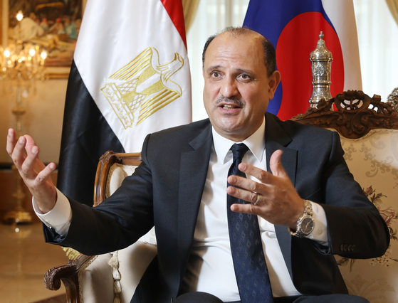 Hazem Fahmy, ambassador of Egypt to Korea, speaks about the Unesco heritage sites in Egypt with the Korea JoongAng Daily at the diplomatic residence in Seoul last month. [PARK SANG-MOON]
