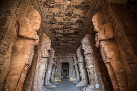 The greater temple of the Abu Simbel in Egypt on Jan. 4 shows statues of Ramesses II, the third pharaoh of the Nineteenth Dynasty of Egypt, who is known for his successful military campaigns and monuments. The temple is located on the Nile's western bank, south of Cairo. [KHALED DESOUKI /AFP/YONHAP]