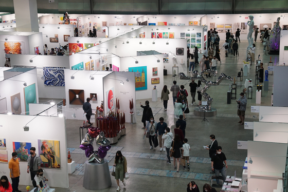 The sixth edition of the PLAS Contemporary Art Show, an annual art fair focusing on sculptures, kicked off at the COEX convention center, southern Seoul, on Sunday. [PLAS]