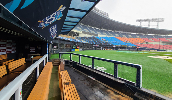 Jamsil Stadium in southern Seoul stands empty on Sunday, as heavy rain over the weekend interrupted games across the country. Only the Hanwha Eagles and Kiwoom Heroes completed their series over the weekend, with the Heroes winning two games to one. The Samsung Lions and LG Twins, Doosan Bears and SSG Landers, KT Wiz and Lotte Giants, and Kia Tigers and NC Dinos were all set to play their postponed weekend fixtures on Monday, as of press time. [YONHAP]