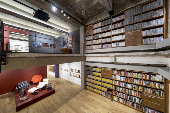 Bookshelves filled with magazines at "The Issue: Hyundai Card Library Magazine Collection through the Ages” exhibition at the Storage by Hyundai Card in Hannam-dong, central Seoul. [STORAGE BY HYUNDAI CARD]
