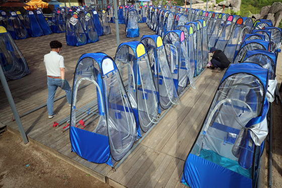 Private tents for Buddhists to pray in are set up at Daegyeon Temple in Daegu on Tuesday, a day ahead of Buddha’s Birthday on May 19 this year. The private tents are designed to prevent the spread of Covid-19. [YONHAP]