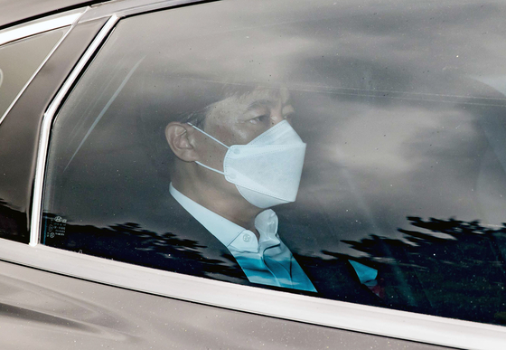 Seoul Central District Prosecutors' Office head Lee Sung-yoon, sitting inside a car, enters the prosecution compound Monday morning. [NEWS1]