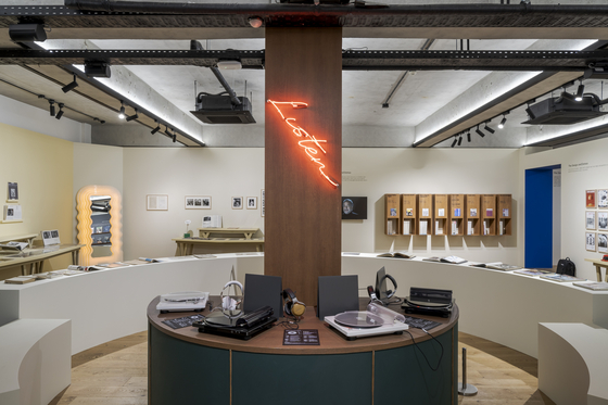 A corner with LP players to honor the musical legacy of Rolling Stone magazine [STORAGE BY HYUNDAI CARD]