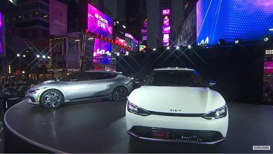 Kia Motors' full electric vehicle, the EV6, makes its U.S. debut on Tuesday in New York's Times Square. Sales of the EV6 will starts in 50 states starting in early 2022. Korea's second-largest automaker plans to increase the sales ratio of environment-friendly vehicles to 40 percent by 2030. [KIA MOTORS]