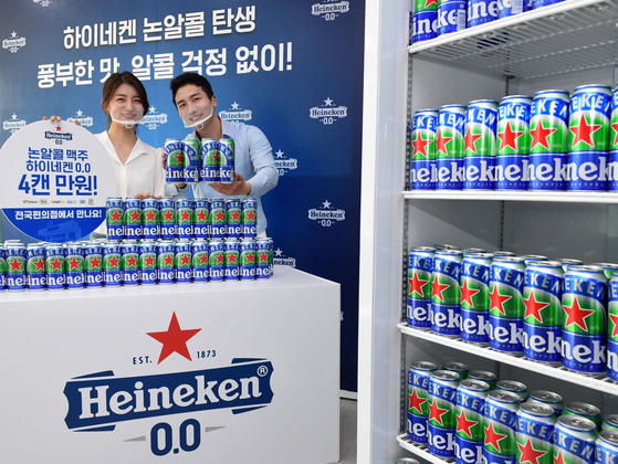 Models promote non-alcoholic beer Heineken 0.0 at the Dutch company's Korea headquarters in Gangnam District in southern Seoul, on Thursday. [YONHAP] 
