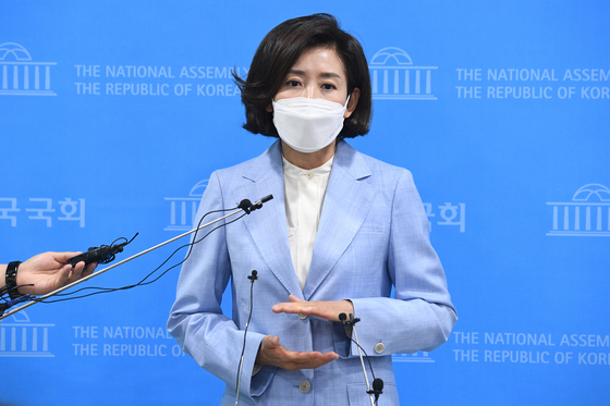 Na Kyung-won, former four-term lawmaker, talks to the press Thursday after announcing her bid to run in the People Power Party's chairmanship race. The party will elect its new chairman on June 11. [YONHAP]