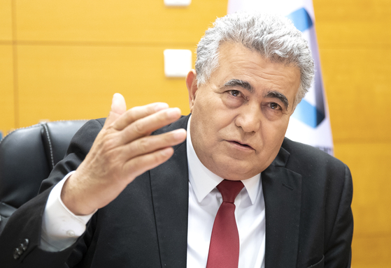 Amir Peretz, economy minister of Israel, speaks during an interview with JoongAng Ilbo at the minister’s office in Jerusalem on May 3. [LIM HYUN-DONG]