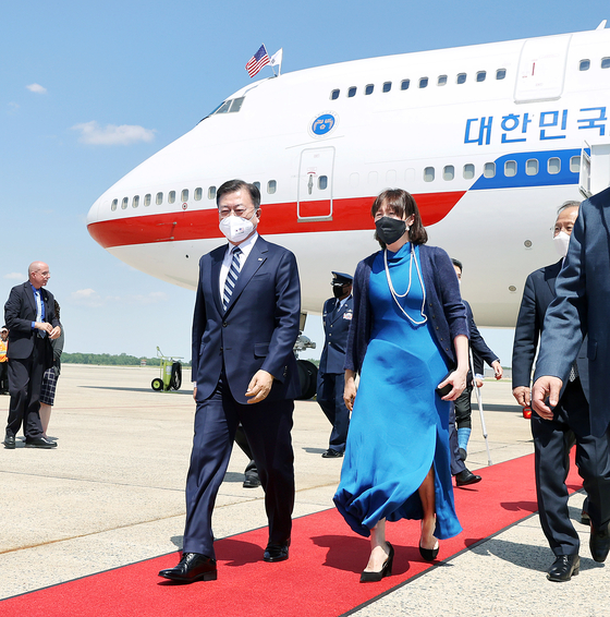 President Moon Jae-in, left, arrives at Joint Base Andrews in Maryland Wednesday and is met by Asel Roberts, acting chief of protocol for the U.S. State Department. Moon kicked off a four-day trip to the United States that includes his first summit with U.S. President Joe Biden at the White House Friday. [YONHAP]