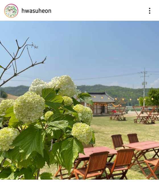 Seats outside the cafe [SCREEN CAPTURE]