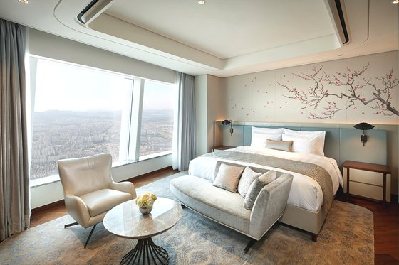 A view of a room included in the Signiel Seoul's Once In a Life package. [LOTTE HOTELS & RESORTS]