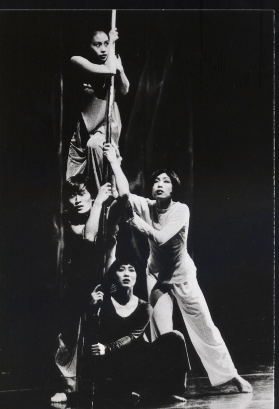 Choreographer Park Myung-sook's modern dance piece "Yurang" (1999) has been updated and will be presented at the "MODAFE Museum." [KIM GANG-MIN]