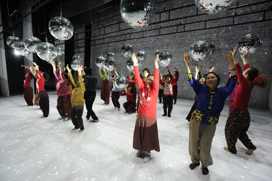 Choreographer Eun-me Ahn's ″Dancing Grandmothers″ will be held at 7 p.m. on June 13 at the Arko Arts Center and close this year's International Modern Dance Festival. [CHOE YOUNG-MO]