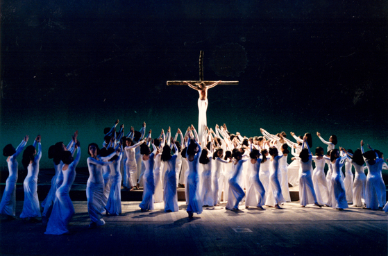 Korea's legendary modern dance choreographer Yook Wan-soon's "Superstar Jesus Christ" is based on Andrew Lloyd Webber's rock musical "Jesus Christ Superstar." Yook created the dance piece in 1973, two years after the musical's Broadway premiere. [KIM CHAN-BOK]