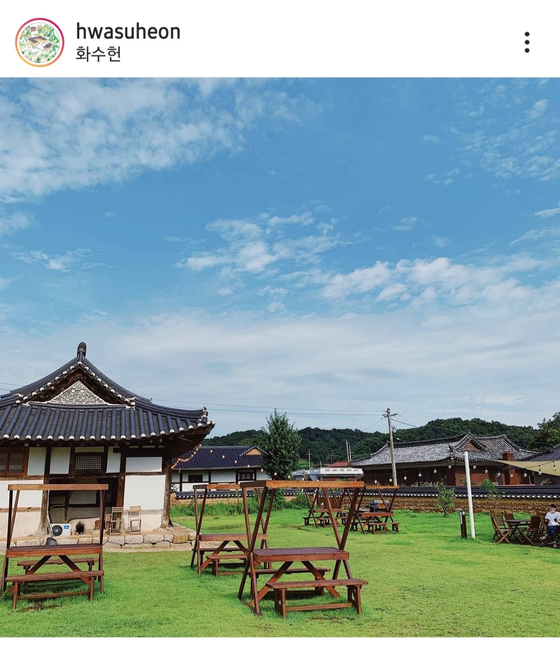Seats outside the cafe [SCREEN CAPTURE]