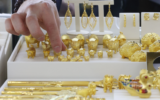 Gold jewelry is displayed at the Korea Gold Exchange in Jongno District, central Seoul, on Monday. Gold prices have long been declining, but are recovering due to its appeal as an inflation hedge. According to the Korea Exchange, a gram of gold was priced at 68,520 won ($60.80) on Monday, coming close to the annual all-time high of 69,230 won. [YONHAP]  