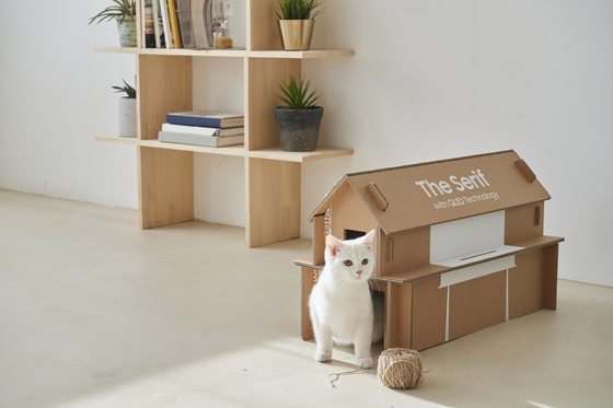 A cat house made with Samsung Electronics’ eco-packaging. [SAMSUNG ELECTRONICS]