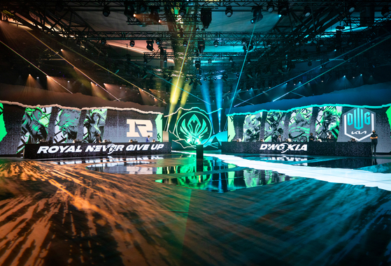 The stage for the 2021 Mid-Season Invitational finals is lit with Royal Never Give Up and DWG KIA's respective colors. [RIOT GAMES]