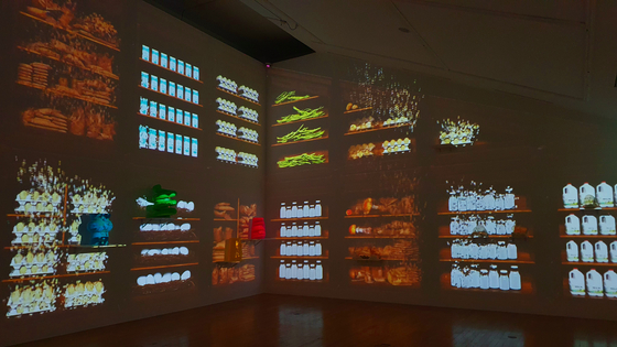 Artist Nose studio’s media art “Eco-friendly Warehouse” (translated), which shows food items crumble and disappear periodically, symbolizing expiration and waste. [HALEY YANG]