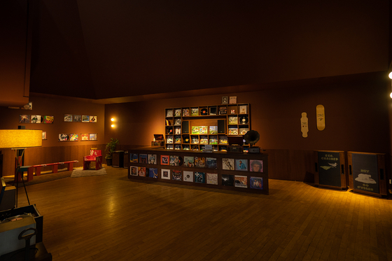 “Wonderful Wood” and “Painted Paper” sections display vintage wooden gramophones, paper LP covers and cardboard boxes turned into furniture. [DAELIM MUSEUM]