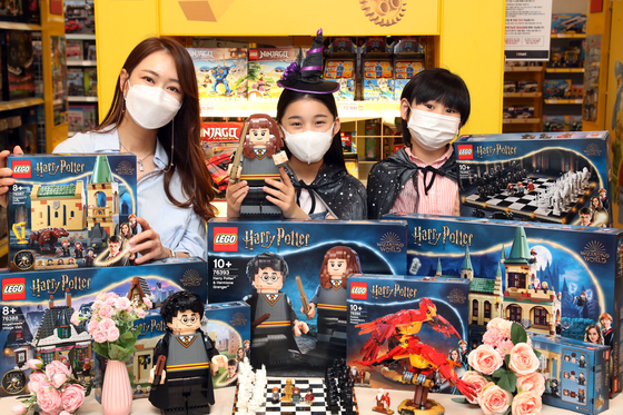Models promote eight new Harry Potter Lego sets at Emart's Seongsu branch in eastern Seoul on Monday. Marking the 20th anniversary of Harry Potter Lego series, the new Legos will be available at Emart, SSG.com and Howdy starting June 1. Of them, four are exclusive to Emart. [YONHAP]