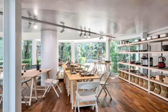Another main part of the pavilion is a kitchen by curator Lee Hye-won titled “Future School Lunchcare for Climate,” which introduces Korea’s eco-friendly school lunch programs. [ARTS COUNCIL KOREA]