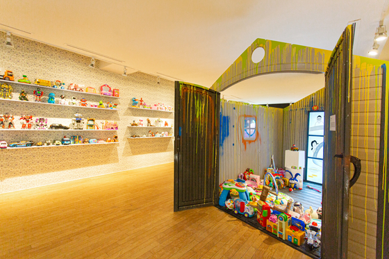Shelves packed with plastic toys at the “Tong’s Vintage: The Strange Tongui General Store” exhibition at the Daelim Museum in Tongui-dong, Jongno District, central Seoul. [DAELIM MUSEUM]