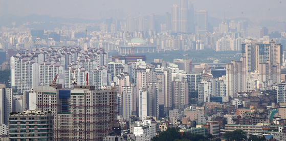 View of apartrment in Seoul from Mount Namsan on Sunday. As the government assessed value rose, tax burden have increased, increasing the number of people asking for paying property taxes in installment. [YONHAP] 