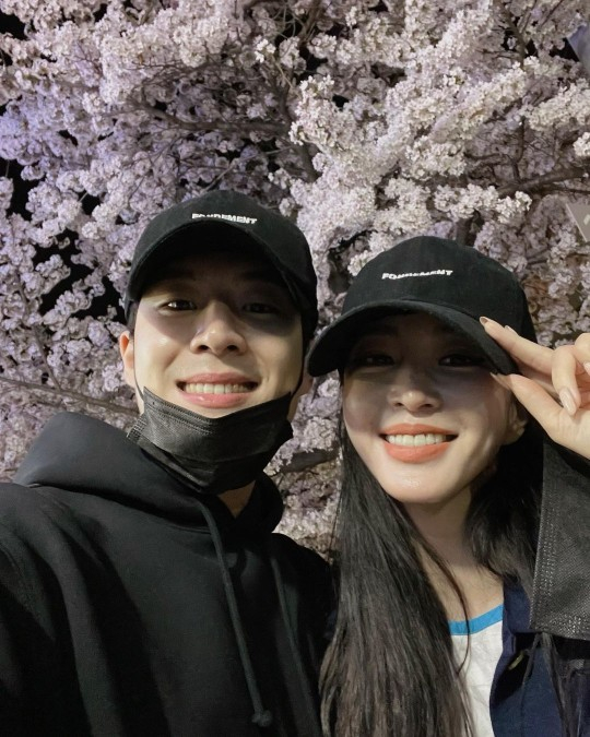Actor Han Ye-seul, right, uploaded a selfie with her boyfriend earlier this month on her Instagram. [INSTAGRAM]