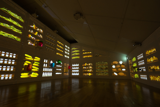 The final section “Magical Material” deals with biodegradable materials, most notably food items, and its underestimated impact on the environment. [DAELIM MUSEUM]