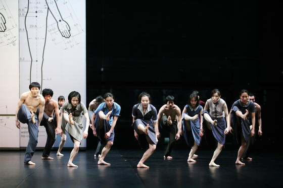 ″A Seventh Man″ by choreographer Jung Young-doo is a modern dance performance based on the 1975 book of the same title written by John Berger and Jean Mohr. [LG ARTS CENTER]