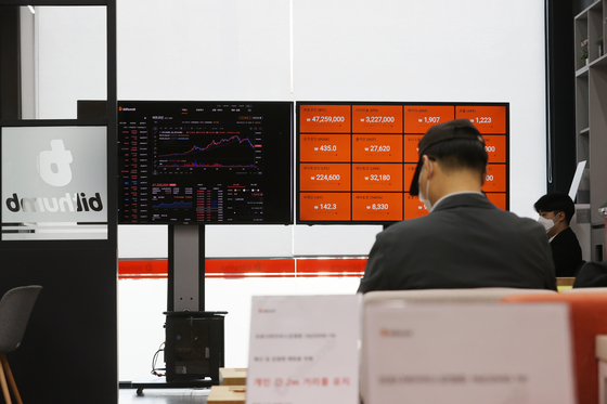 A board shows the trading price of bitcoin at the cryptocurrency exchange Bithumb in Gangnam District, southern Seoul, on Tuesday. Bitcoin, which has recently been dropping sharply, even halving compared to its peak earlier this month, has since been recovering. News of the new Bitcoin Mining council, spearheaded by Tesla chief Elon Musk and MicroStrategy chief Michael Saylor, meeting with bitcoin miners in North America was considered a key factor in the recovery of cryptocurrencies. [YONHAP] 