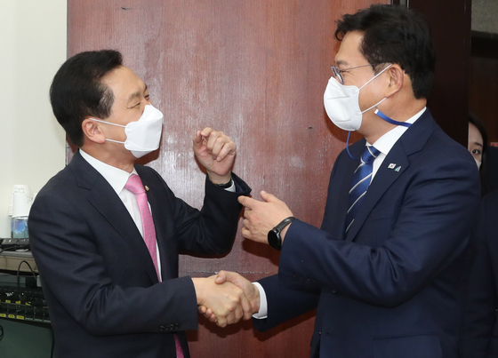 In this file photo, chairman Song Young-gil of the Democratic Party, right, meets with the People Power Party's floor leader and acting chairman, Kim Gi-hyeong, on May 3. Song and Kim, along with other heads of political parties, will attend a luncheon hosted by President Moon Jae-in on Wednesday at the Blue House. [YONHAP]