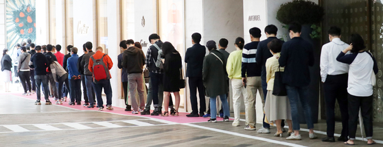 People lining up in front of a luxury brand store at a department store in Jung District, central Seoul, on Tuesday. According to the Bank of Korea, consumer confidence for this month has risen to its highest level in nearly three years thanks to growing expectations of an economic recovery. Several indicators, including robust exports, have contributed to the improvement in consumer sentiment. [NEWS1] 