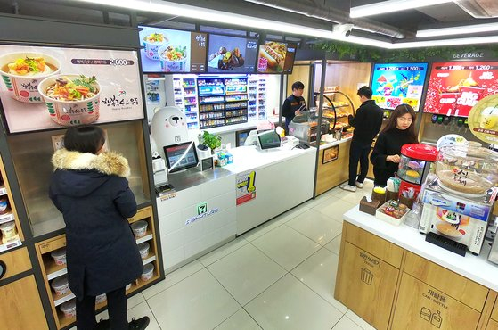 A view of a 7-Eleven in Hannam-dong, central Seoul, a 40-pyeong (1,423 square feet) Food Dream store, featuring premium foods. [7-ELEVEN]