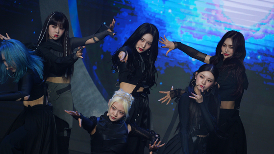 Girl group Everglow performs its new track "First" during an online showcase held on Tuesday for its new EP "Last Melody."[YUE HUA ENTERTAINMENT]