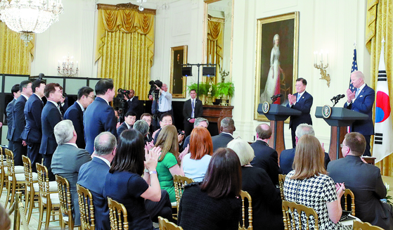 U.S. President Joe Biden gives a round of applause to Korea’s corporate leaders for their investment plans in America at the White House on May 21. [YONHAP]
