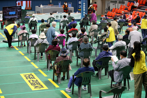 People aged 75 and over wait for possible adverse reactions after receiving Pfizer shots at a Covid-19 vaccination center in Gwangju, South Jeolla, on Monday. The first round of Pfizer vaccinations resumed on May 22 after a temporary suspension due to a supply shortage. [YONHAP]