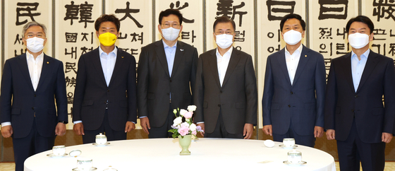 President Moon Jae-in and leaders of five political parties pose before a luncheon at the Blue House on Wednesday. From left, Choe Kang-wook of the Open Minjoo Party; Yeo Yeong-gug of the Justice Party; Song Young-gil of the Democratic Party; President Moon; Kim Gi-hyeon of the People Power Party and Ahn Cheol-soo of the People's Party.  [YONHAP] 