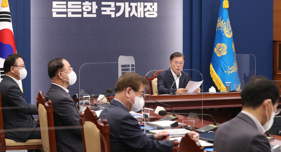 President Moon Jae-in makes an opening speech ahead of meeting in which the government and ruling Democratic Party discussed the government's fiscal policy at the Blue House on Thursday. [YONHAP]