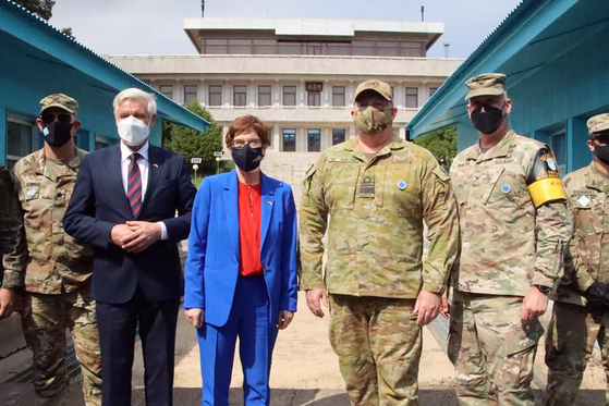 German Defense Minister Annegret Kramp-Karrenbauer, third from left, visits the Joint Security Area at Panmunjom on Wednesday. The United Nations Command (UNC) posted this photo to its Facebook page on Thursday after Kramp-Karrenbauer’s visit, which was arranged at the request of the South Korean government. In the post, the UNC said, “Germany provided medical support as a part of UNC during the Korean War and continues to play an active role in supporting peaceful conditions on the Peninsula today.” [YONHAP]