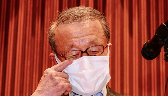 Hong Won-sik, the former Namyang Dairy Products chairman, apologizes at a press event held May 4. [YONHAP]